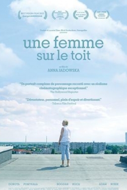 Une femme sur le toit (2023)